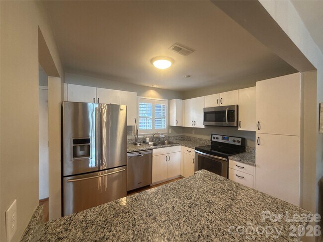 Foto del edificio - 9817 Emerald Point Dr