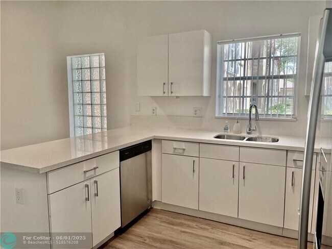 Foto del edificio - 16220 Emerald Cove Rd