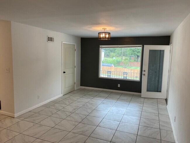 Building Photo - 213 Anderson Ln
