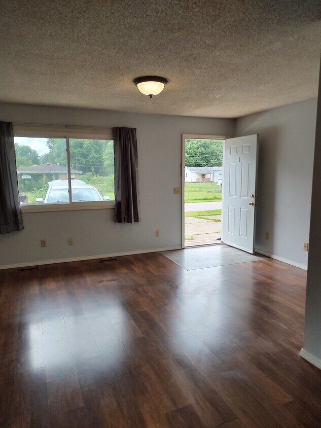 living room - 5201 N Pierson St