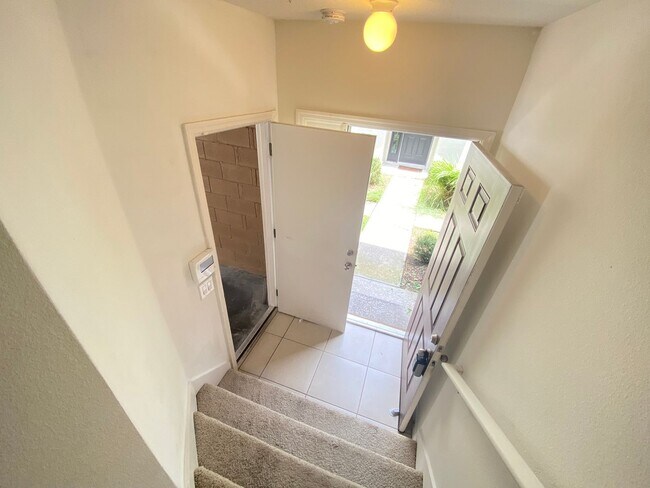 Building Photo - 2 Bedroom / 2 Bath / 1 Car Garage In Gated...