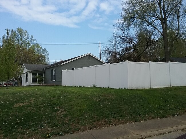 Building Photo - 4501 E Chestnut St