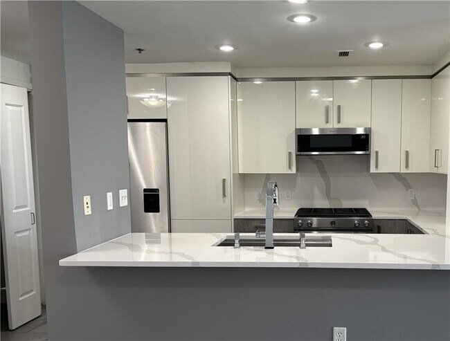 Building Photo - 3338 Peachtree Rd NE