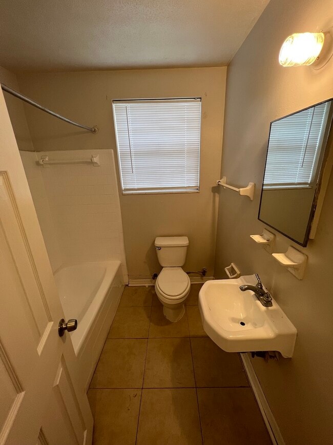 Foto del edificio - 7178 Conant Ave