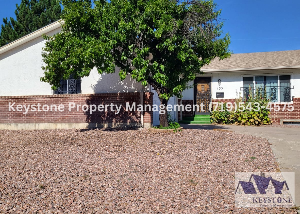 Primary Photo - Sunset Park Rancher 3 Bedrooms/3 Bathrooms...