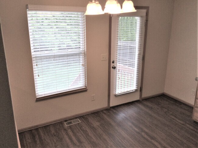Building Photo - 805 Crevis Ln