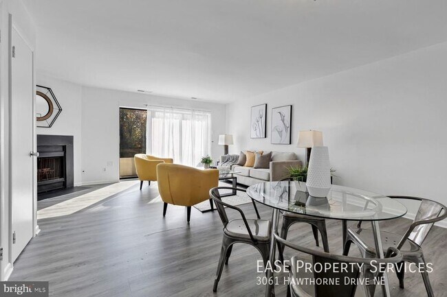Building Photo - 3061 Hawthorne Dr NE