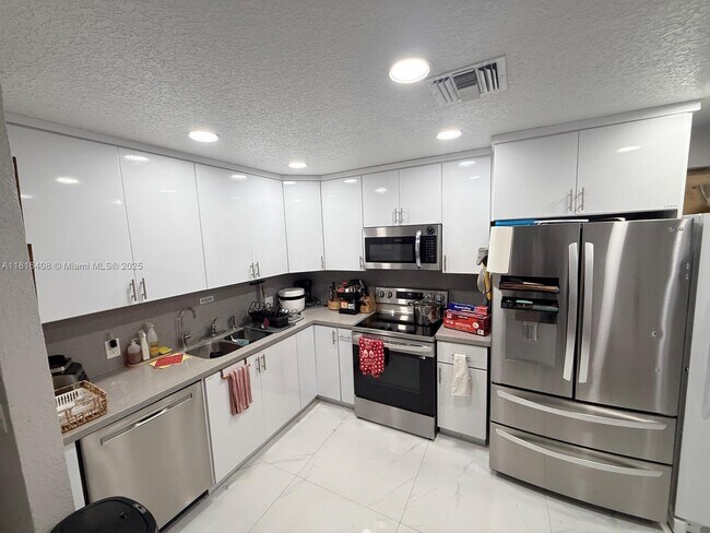 Foto del edificio - 3330 NW 17th Ct