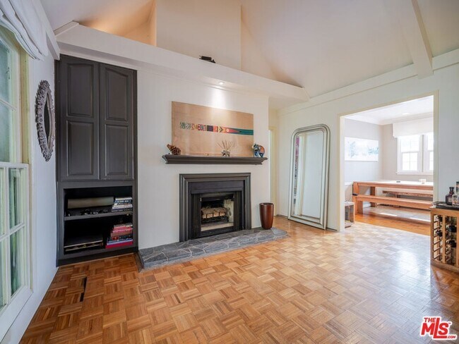 Foto del edificio - 1321 Hayworth Ave