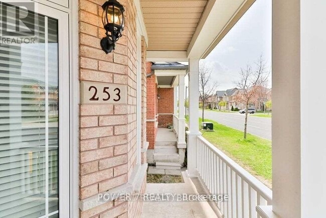 Photo du bâtiment - 253 Bur Oak Ave