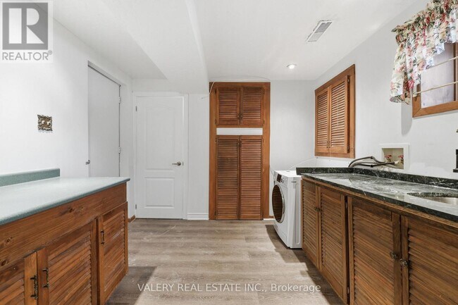 Building Photo - 2768 Bucklepost Crescent