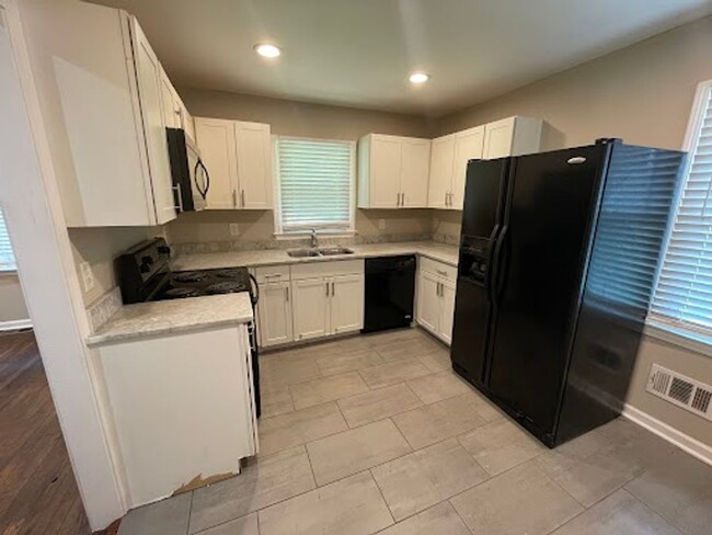 Building Photo - 3 bed 1 bath in Atlanta!