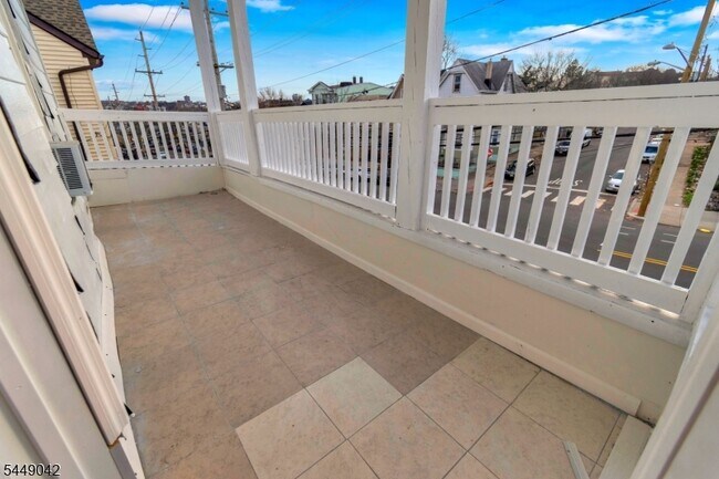 Foto del edificio - 100 Haledon Ave