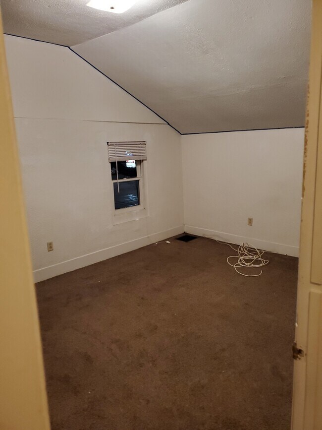 Large Bedroom - 1710 Liberty St