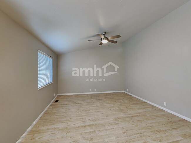 Foto del edificio - 965 N Grove Drive