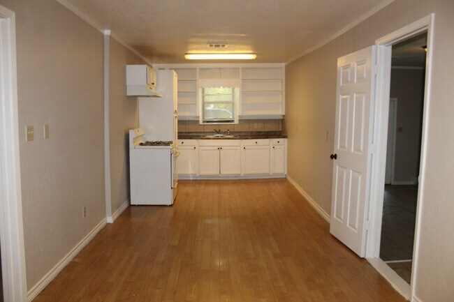 Building Photo - 3 BEDROOM, EASY COMMUTE