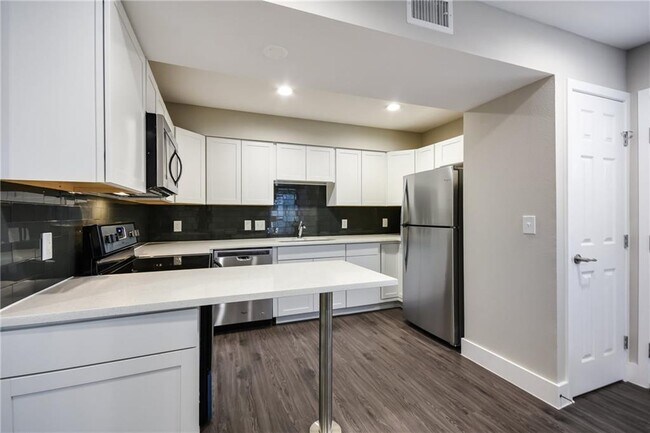 Building Photo - 935 La Posada Dr