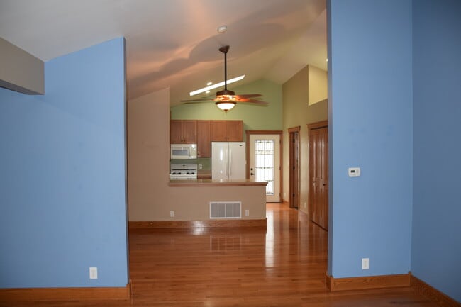 Vista desde el salón a la cocina - 67 Union St