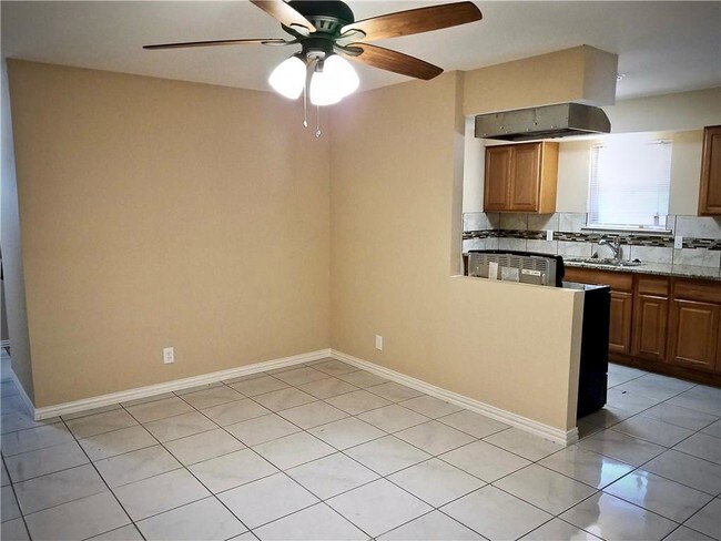 Building Photo - 1441 E Red Bird Ln