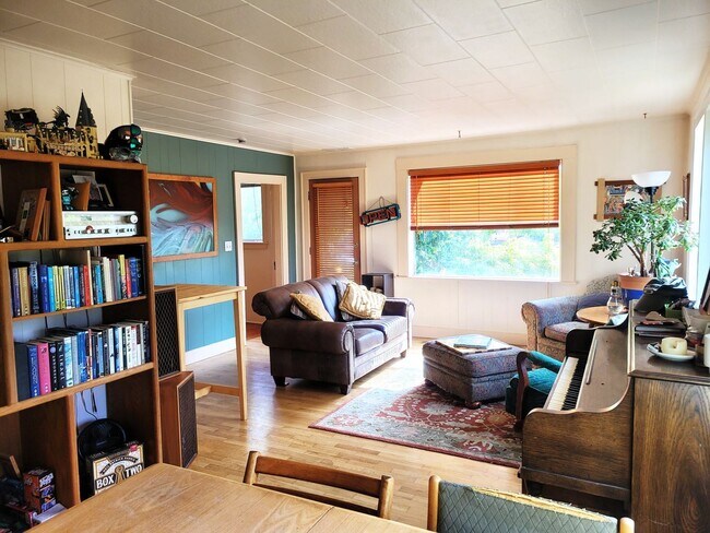 Building Photo - Charming Three Bedroom Home with Large Fen...