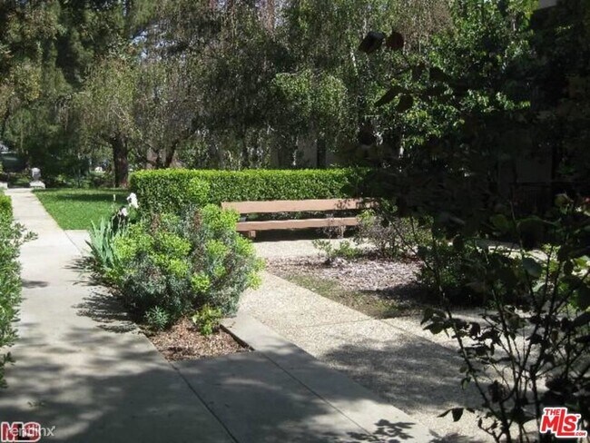 Foto del edificio - 232 S Orange Grove Blvd