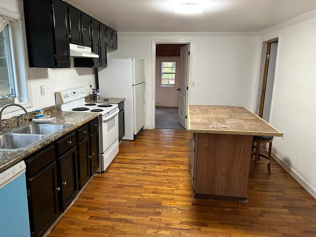 Building Photo - 494 Sneed Rd