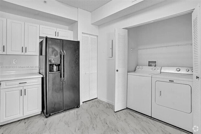 Building Photo - 6928 SW 39th St