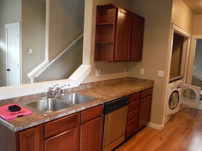 Building Photo - Beautiful 3 Bedroom, 2 Bathroom Home