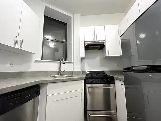 Building Photo - 228 E 89th St