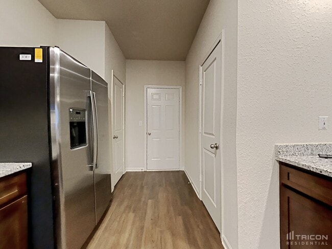 Building Photo - 806 Golden Bell Wy