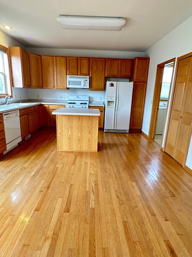 Building Photo - Spacious Single Family Home, Fireplace, 3....