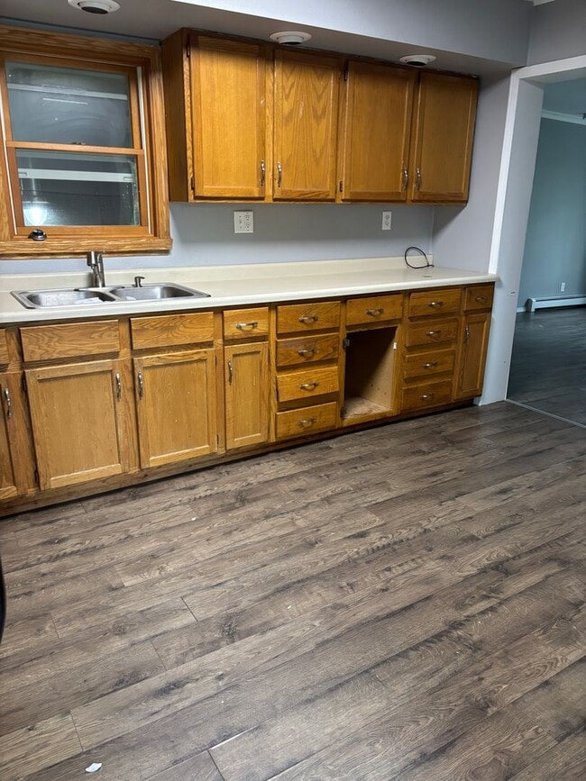 Building Photo - 2 bedroom house with garage