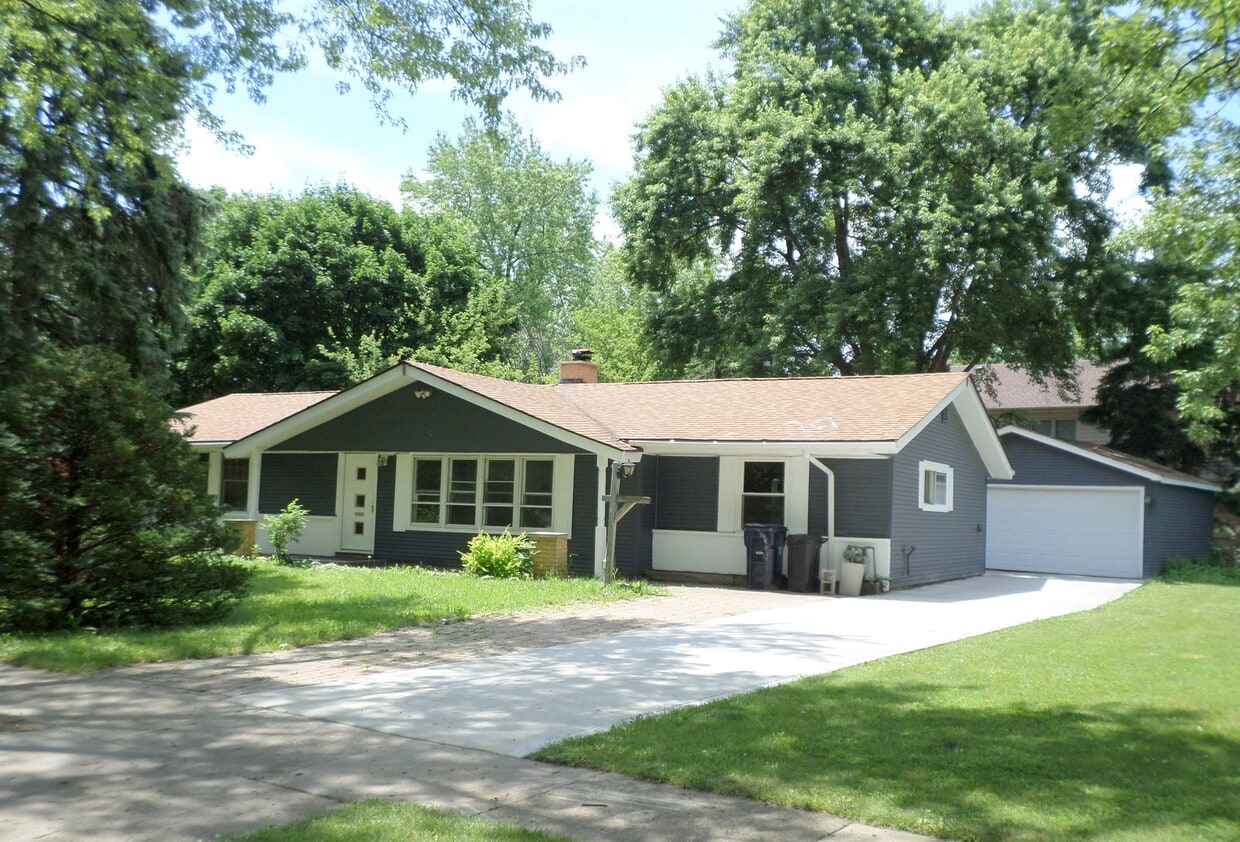 Primary Photo - Awesome Single Family Home Available For Rent