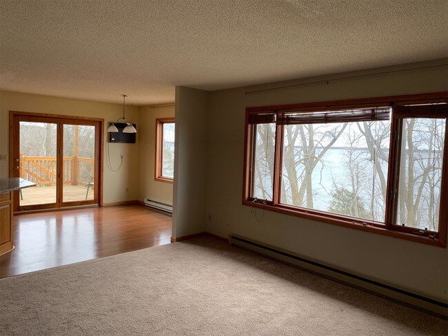 Building Photo - 3501 Lakeside Dr NE