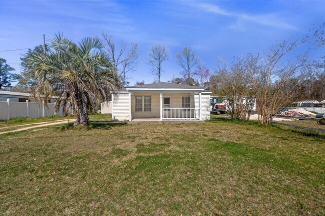 Building Photo - Minutes from the ocean!