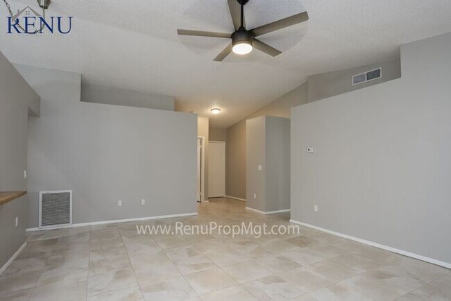 Foto del edificio - Holiday Special: 1/2 off your first month!...