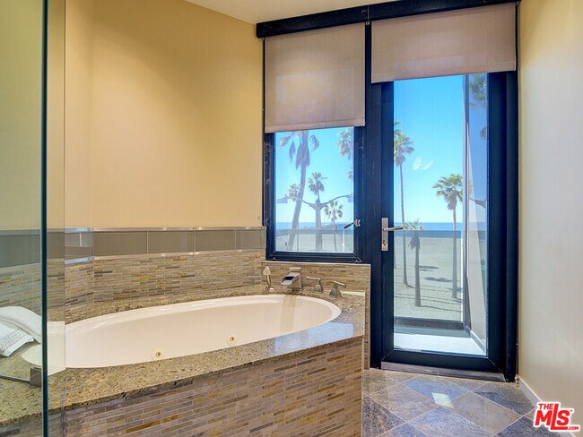 Building Photo - 3009 Ocean Front Walk