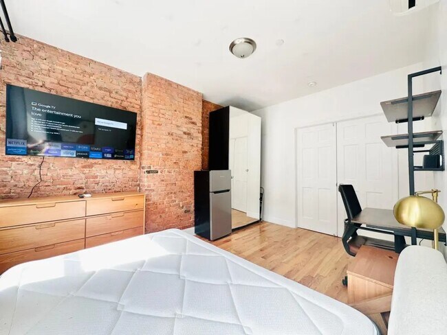 Foto del edificio - Furnished room/NOT APARTMENT