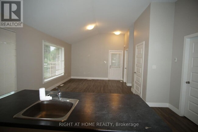 Building Photo - 371 Vesta Pl