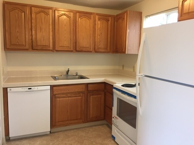 Building Photo - Montavilla Townhouse Style Apartment!