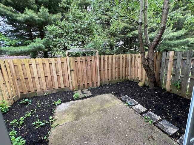 Building Photo - Beautiful 2 bedroom condo available July 2...