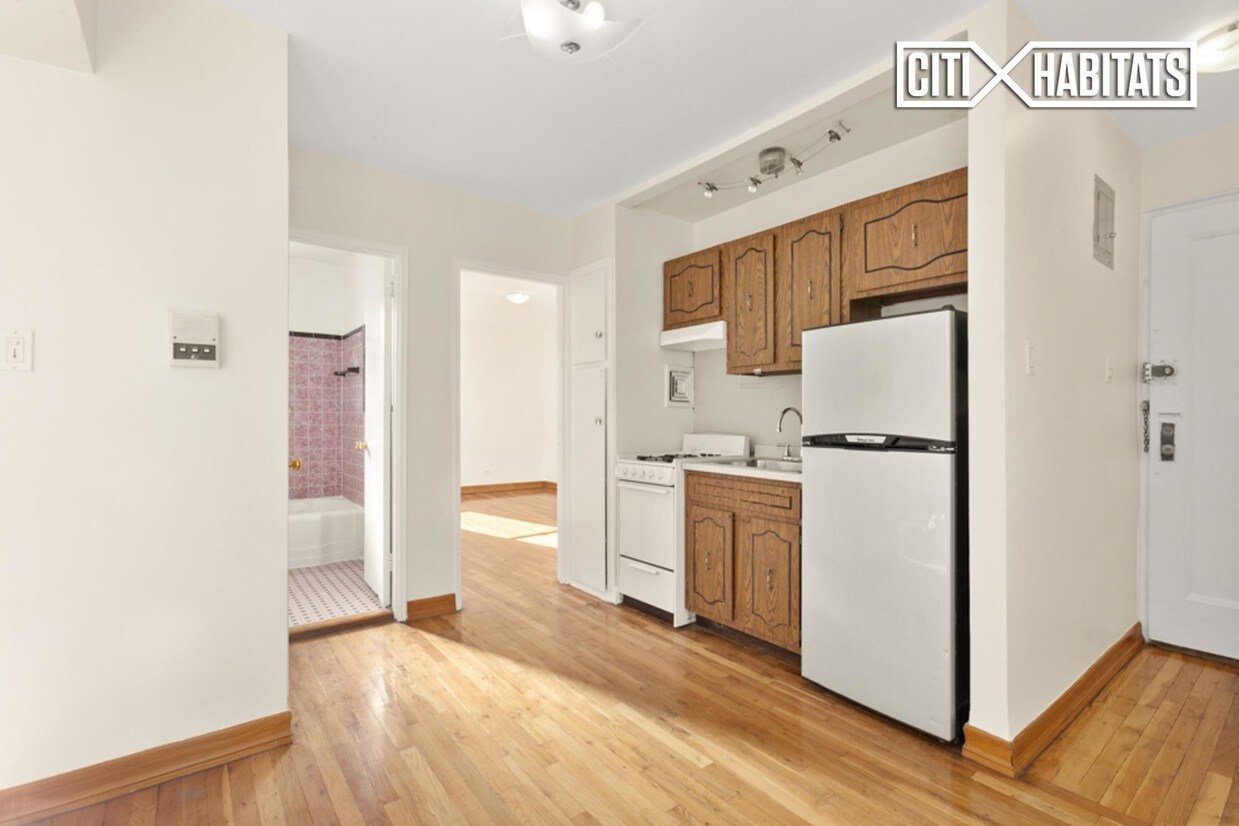Foto principal - 1345 E 4th St