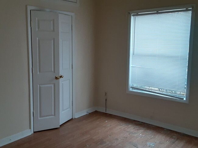 Building Photo - 3 Bedroom home central air and heat