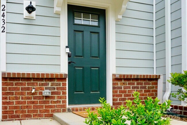 Foto del edificio - 2432 Dr Carver Rd