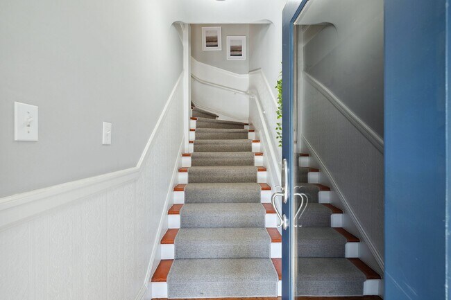 Foto del edificio - Bernal Heights: Remodeled Unfurnished Top Floor Condo w/ Garage Parking & Shared Yard