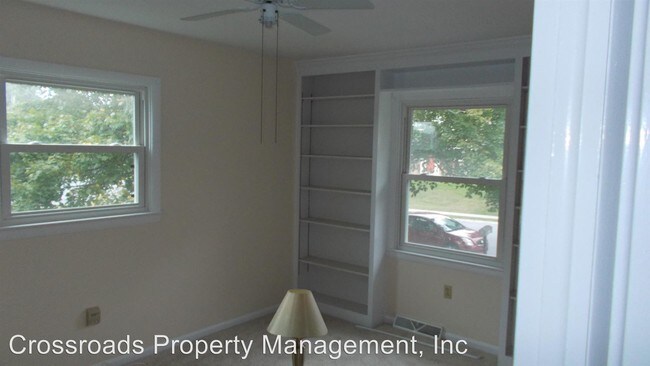 Building Photo - 3 br, 1.5 bath House - 442 Surrey Drive