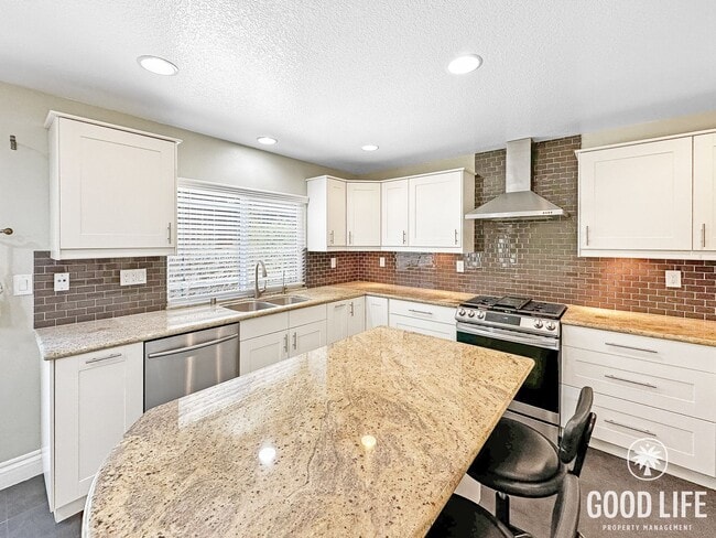 Foto del edificio - Beautiful 3-Bed Home w/ Vaulted Ceilings, Stainless Appliances, Private Backyard & 2-Car Garage