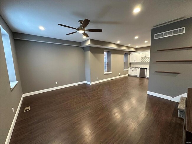 Building Photo - Sleek 2 bedroom townhome ready for immedia...