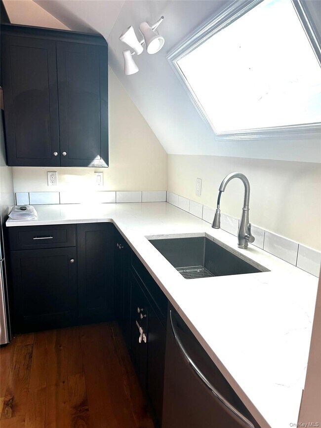 Foto del edificio - 409 W 261st St
