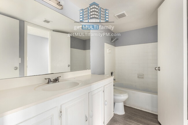 Photo - 2413 W Hazelwood St Apartment